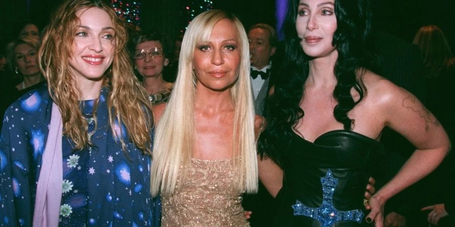 Modeunternehmerin Donatella Versace (Mitte) und Popstar Cher (Rechts) an einer Gala mit Sängerin Madonna in New York. (Archivbild)