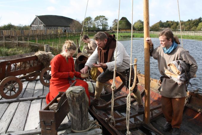 Eine Woche lang dreht sich im Ribe VikingeCenter alles um die Wikinger. Wikinger Boot Hafen Wasser Frau rot Männer