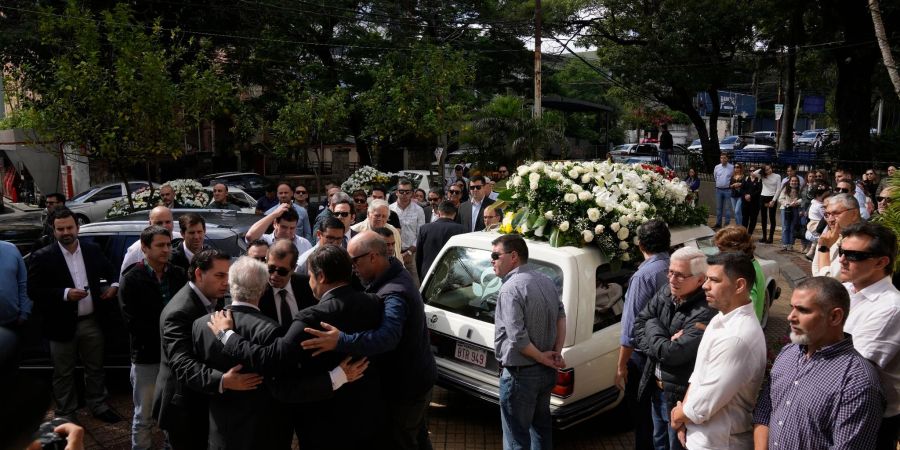 Angehörige nehmen an der Trauerfeier für den ermordeten Anti-Drogen-Staatsanwalt Marcelo Pecci in Asuncion teil.