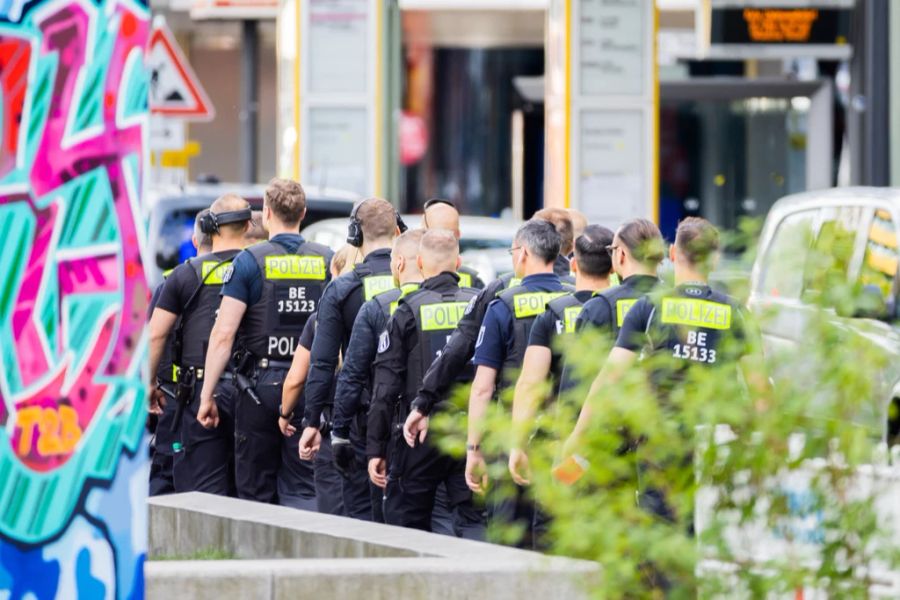 Die Lehrerin der Klasse starb am Tatort, ein weiterer Lehrer wurde schwer verletzt.