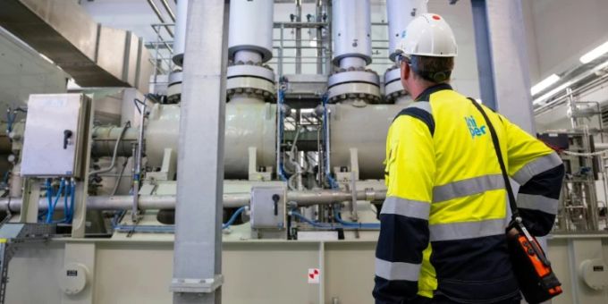 Uniper-Mitarbeiter vor einer Anlage Uniper-Mitarbeiter vor einer Anlage