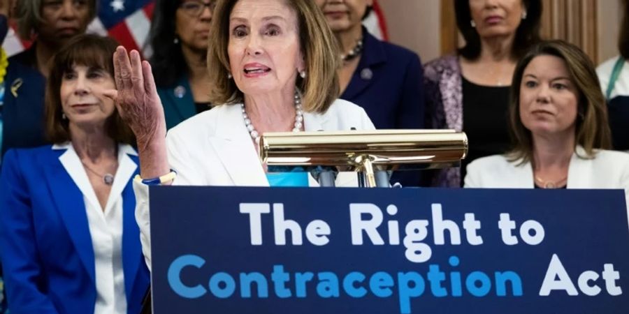 Die Vorsitzendes des Repräsentantenhauses, Nancy Pelosi, bei Vorstellung des Gesetzes