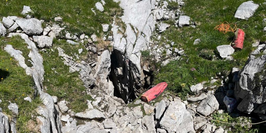 Wildhaus: Höhlenforscher in Höhle von Stein getroffen