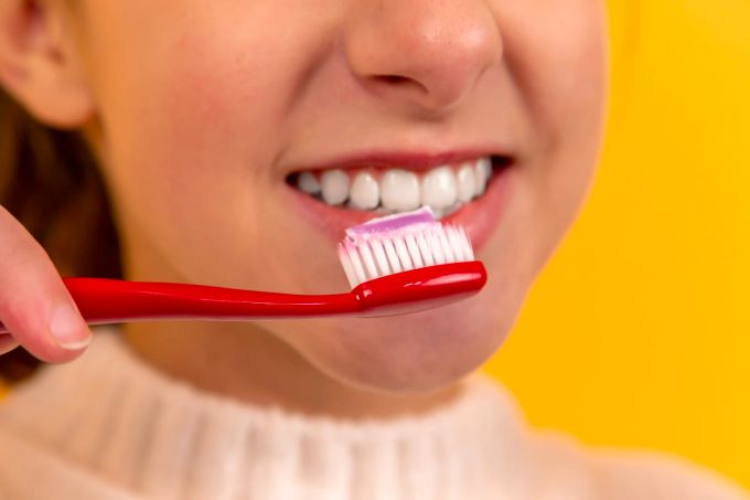 Regelmässiges Zähneputzen gehört zur Grundhygiene. Zähneputzen