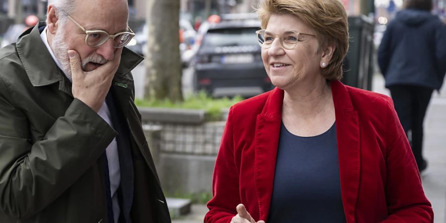 Bundespräsidentin Viola Amherd und Staatssekretär für Aussenpolitik Alexandre Fasel in Brüssel beim Start der Verhandlungen mit der EU.