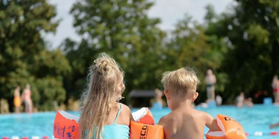 Schwimmbäder und überwachte Wasserflächen werden weniger. Laut DLRG lässt die Schwimmausbildung von Kindern und Erwachsenen daher zu wünschen übrig. Foto: Frank May/dpa