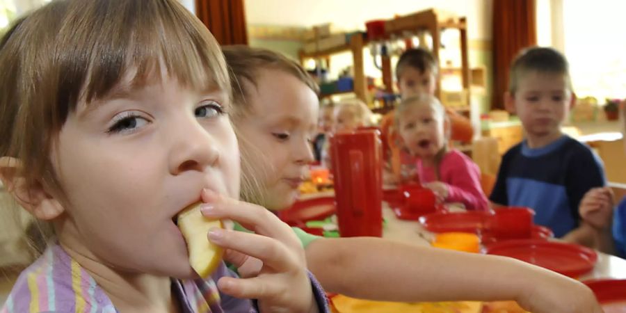 Bezahlbare und qualitativ hochwertige Kinderbetreuung ist laut Unicef in einigen der reichsten Länder der Welt - auch in der Schweiz - für Eltern immer noch nicht verfügbar. (Symbolbild)