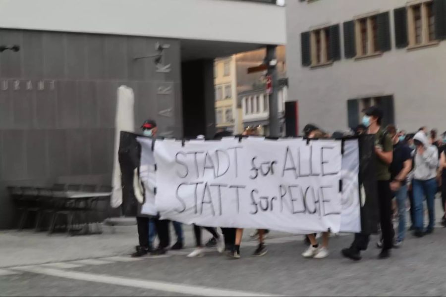 Mit dem Banner «Stadt für alle, statt für Reiche» zog die Demo durch Winterthur.