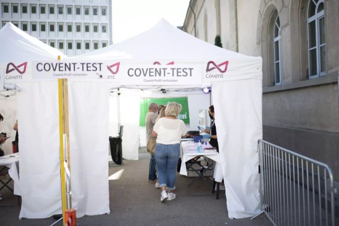 Besucher betreten ein Testzelt, an einem Testanlass mit bis zu 1000 Personen, am Freitag, 25. Juni 2021, in Chur. Chur