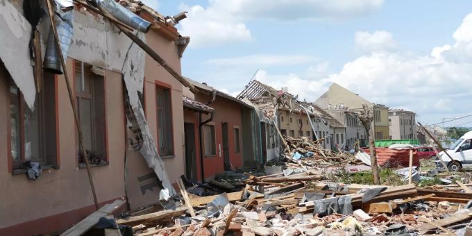 Ein Tornado hinterlässt in Tschechien eine riesige Verwüstung. Thunderstorms in Czech Republic