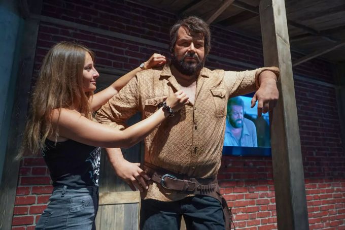 Leonie richtet im Bud Spencer Museum das Hemd an einer lebensgrossen Latex-Figur des Schauspielers Bud Spencer. Bud Spencer