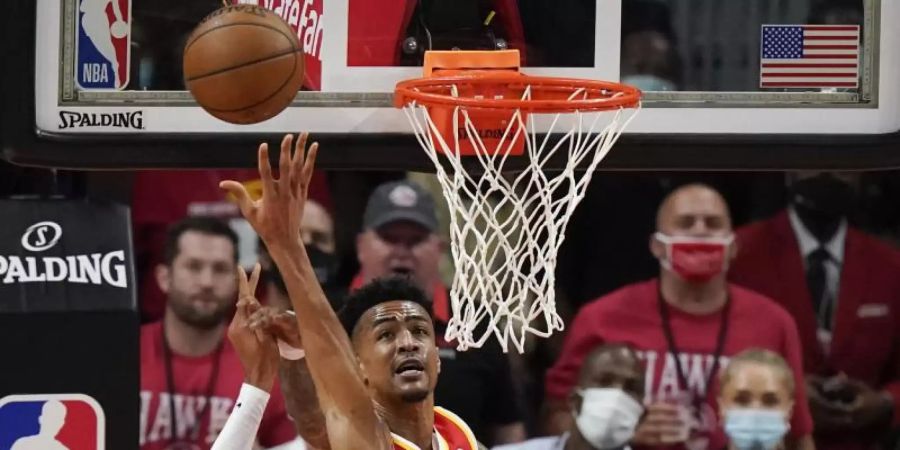John Collins von den Atlanta Hawks blockt einen Wurf von Giannis Antetokounmpo von den Milwaukee Bucks. Foto: Brynn Anderson/AP/dpa