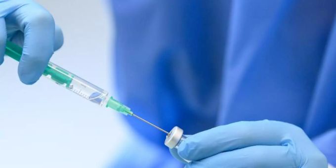 In der Europäischen Union ist der Impfstoff von Biontech/Pfizer jetzt auch für die 12- bis 15-Jährigen zugelassen. Foto: Robert Michael/dpa-Zentralbild/dpa In der Europäischen Union ist der Impfstoff von Biontech/Pfizer jetzt auch für die 12- bis 15-Jährigen zugelassen. Foto: Robert Michael/dpa-Zentralbild/dpa