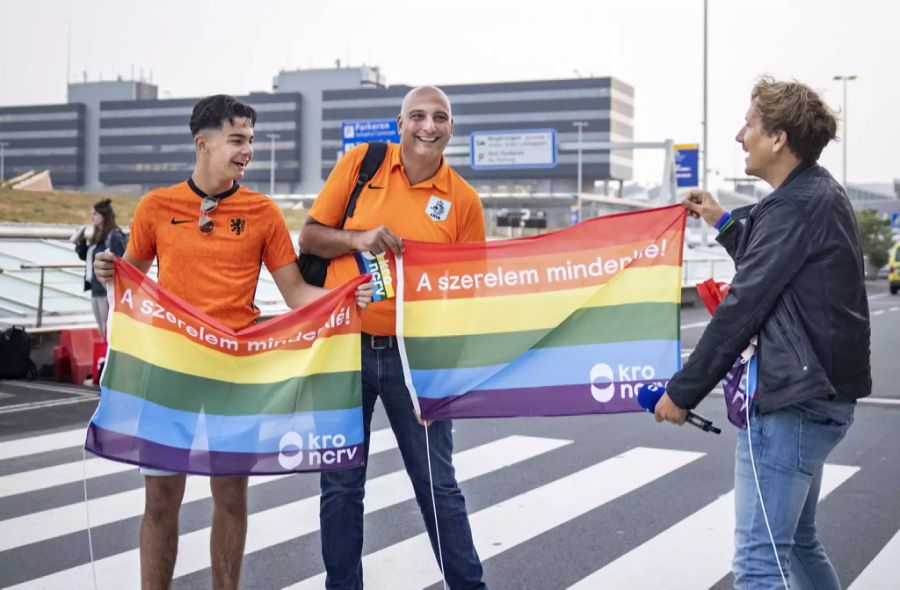 Anhänger der Niederlande mit Regenbogen-Fahnen.
