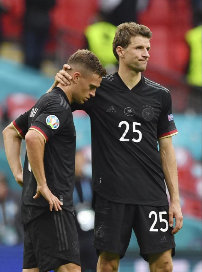 Nach dem Ausscheiden an der Euro 2020 versucht Müller seinen Bayern-Kollegen Kimmich zu trösten. Joshua Kimmich Euro 2020