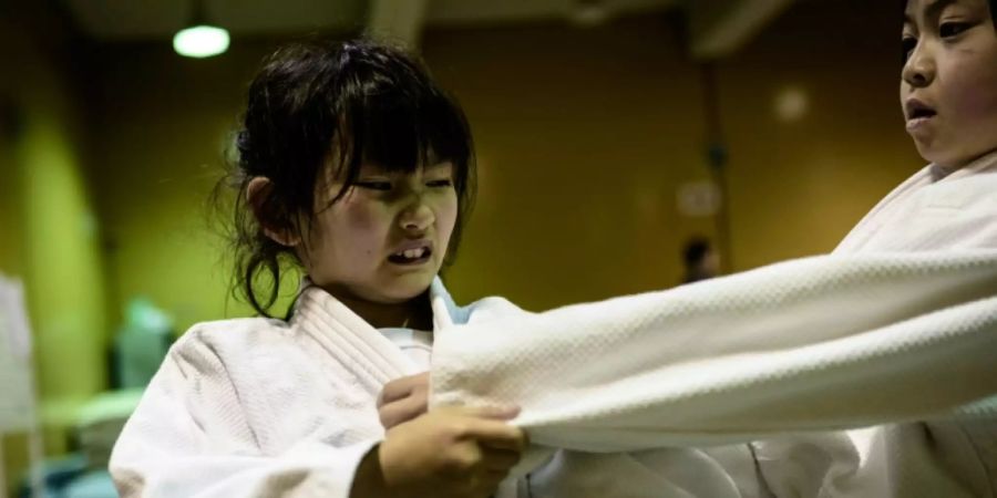 Kinder beim Judo-Unterricht in Japan