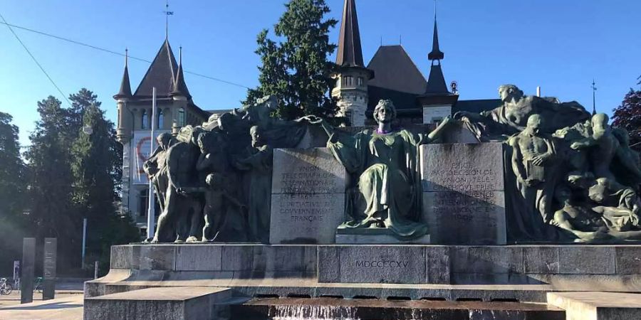 frauenstreik brunnen lila