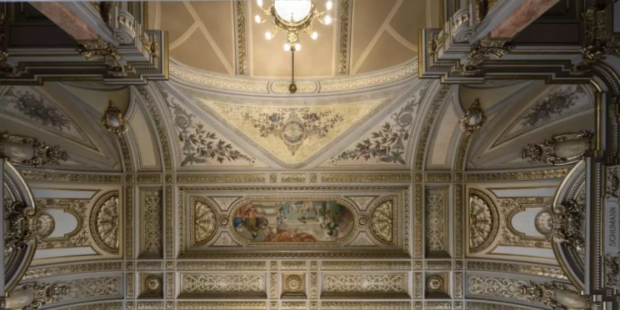 Erstrahlt in alter Pracht: Teil der Decke in der Tonhalle Zürich nach drei Jahren Renovationsarbeiten.