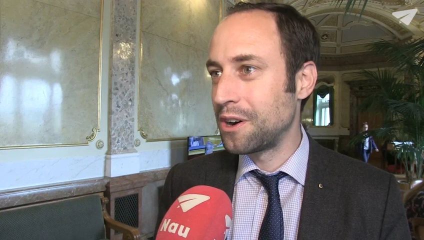 be-fussballpolitiker-wasserfallen