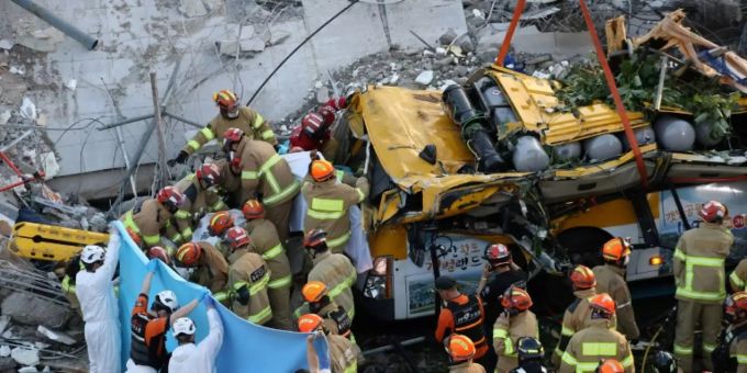 Rettungskräfte vor den Trümmern Rettungskräfte vor den Trümmern
