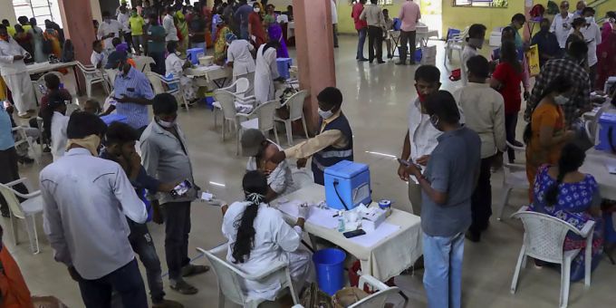 Zahlreiche Menschen werden registriert und gegen das Coronavirus geimpft. Jeder Erwachsene in Indien hat nun Anspruch auf eine kostenlose Impfung, die von der Regierung bezahlt wird. Foto: Mahesh Kumar A/AP/dpa Zahlreiche Menschen werden registriert und gegen das Coronavirus geimpft. Jeder Erwachsene in Indien hat nun Anspruch auf eine kostenlose Impfung, die von der Regierung bezahlt wird. Foto: Mahesh Kumar A/AP/dpa