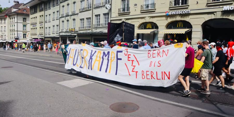 In Bern demonstrieren rund 150 Menschen für mehr Freiraum.