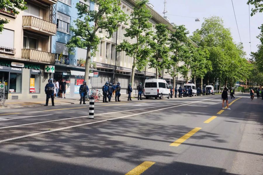 Vor der Kantonspolizei in der Lorraine warten rund 30 Polizisten auf die Demonstranten.