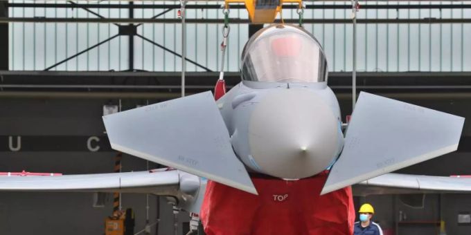 Ein Eurofighter in einem bayerischen Fliegerhorst. FCAS soll das neue Luftkampfsystem werden und die bisherigen Kampfjets ablösen. Foto: Karl-Josef Hildenbrand/dpa Ein Eurofighter in einem bayerischen Fliegerhorst. FCAS soll das neue Luftkampfsystem werden und die bisherigen Kampfjets ablösen. Foto: Karl-Josef Hildenbrand/dpa