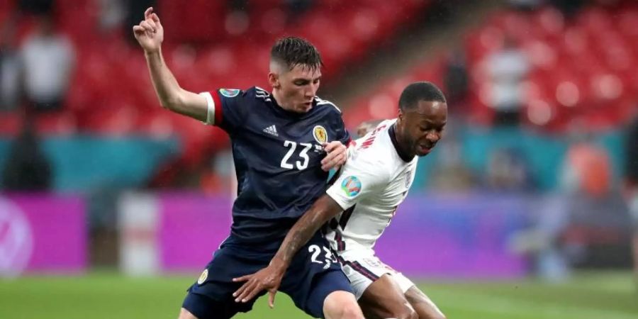 Schottlands Billy Gilmour (l) trennt Englands Raheem Sterling vom Ball. Foto: Nick Potts/PA Wire/dpa
