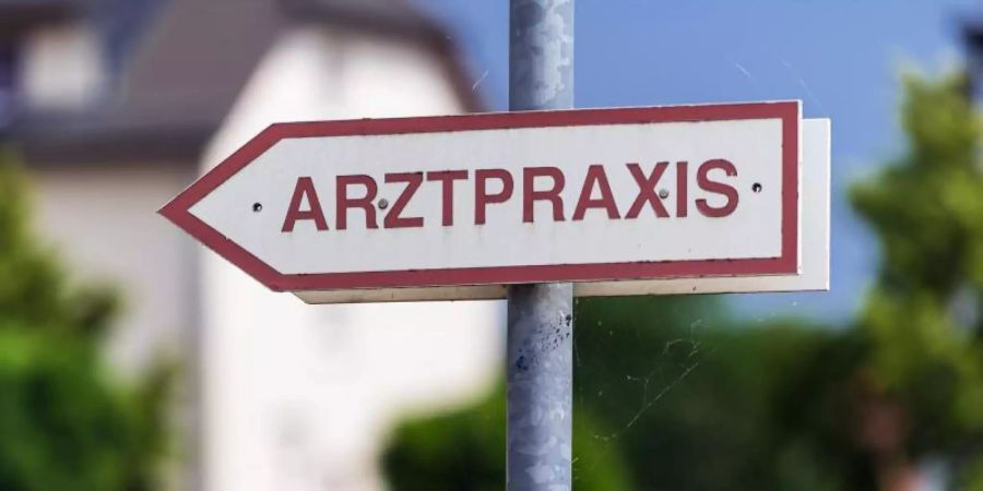 Mit dem Ende der Impf-Priorisierung erwarten die Arztpraxen in Deutschland einen grossen Ansturm. Foto: Soeren Stache/dpa-Zentralbild/dpa