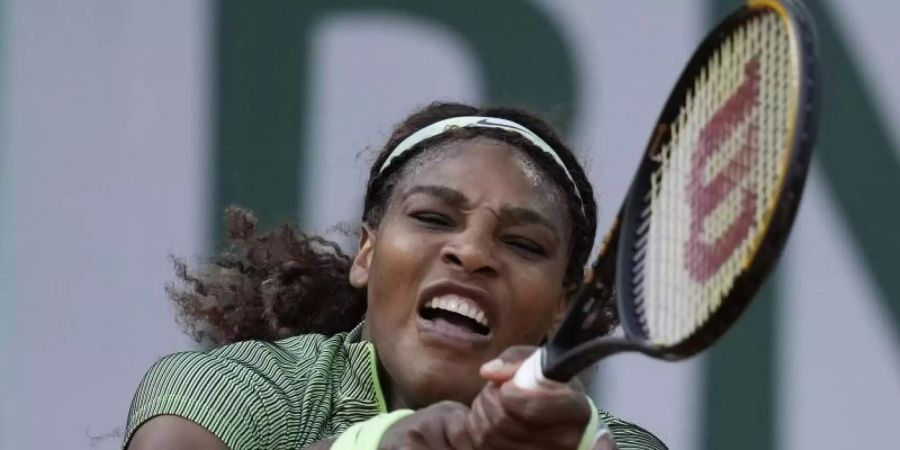 Serena Williams unterlag im Achtelfinale von Paris der Kasachin Jelena Rybakina mit 3:6, 5:7. Foto: Thibault Camus/AP/dpa