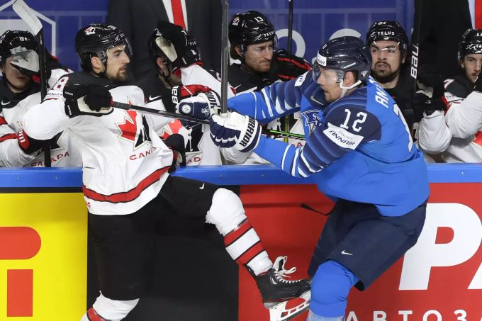 Das Spiel zwischen Kanada und Finnland ist hart umkämpft. Kanada