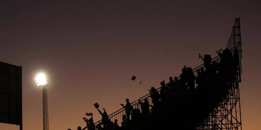 Offiziell sind zum Start der neuen Fussball-Saison in allen Stadien der spanischen Profiligen wieder Zuschauer zugelassen. Foto: Francisco Seco/AP/dpa