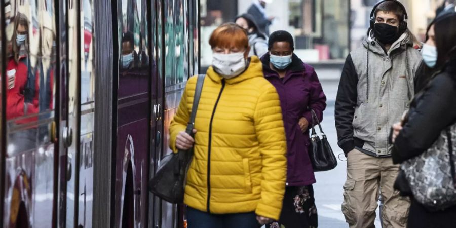 Dank der guten epidemiologischen Lage und dem Impffortschritt fällt ab Samstag in der Schweiz im Freien die Maskenpflicht. (Archivbild)