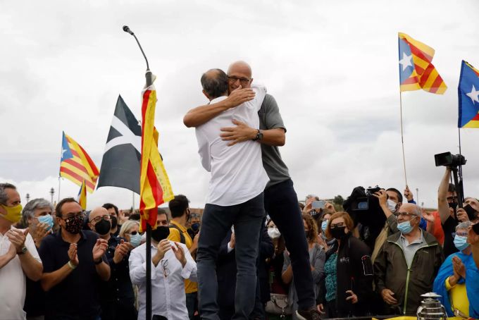 Die katalanischen Separatistenführer Jordi Turull und Raul Romeva umarmen sich. Katalonien