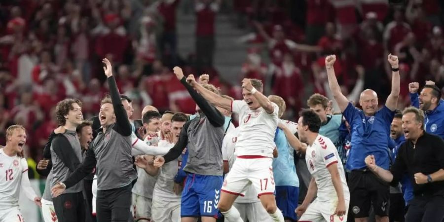 Die dänischen Kicker feiern nach dem Spiel. Foto: Martin Meissner/Pool AP/dpa