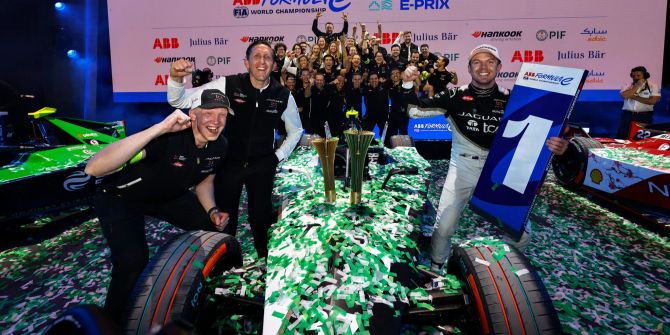 Formel E Trophäe Hersteller