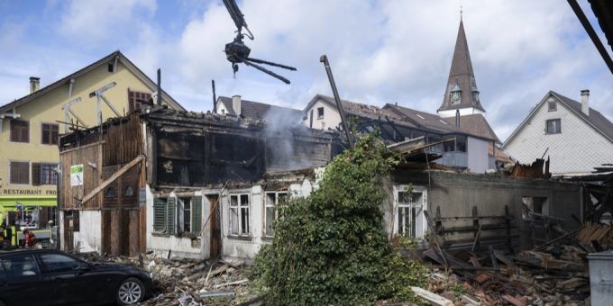 Feuerwehrmänner helfen beim Brand am Samstag, 16. März 2024, in Elgg ZH. Elgg ZH Brand