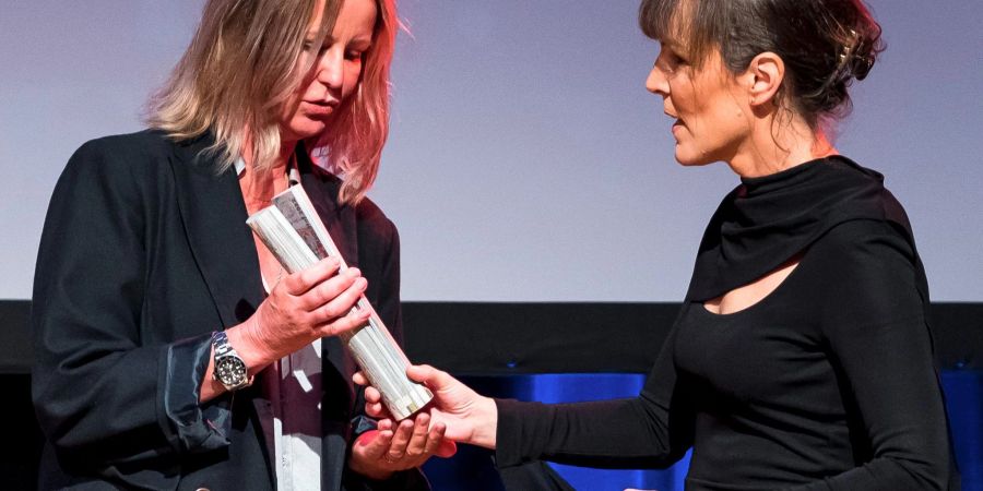 Oberbürgermeisterin Eva Döhla überreicht den Filmpreis der Stadt Hof an Aelrun Goette.