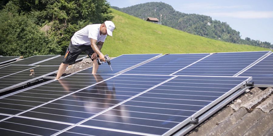 Solarmonteure und -installateure fehlen in der Schweiz an allen Ecken und Enden. Die zwei neuen Berufsbilder sollen ab Herbst 2024 den Fachkräftemangel eindämmen. (Themenbild)