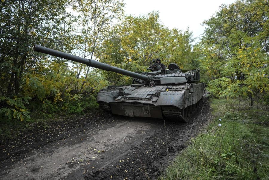 Trotz herben Rückschlägen in der Ostukraine greifen Prigoschins Truppen die Stadt Bachmut weiter an. Abgebildet: Ukrainische Soldaten auf einem eroberten russischen Panzer in Bachmut.