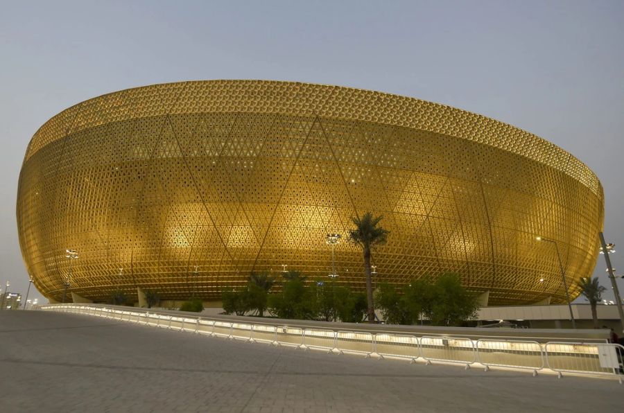 Denn: Die Veranstalter gingen beim Bau der Stadien wortwörtlich über Leichen. Abgebildet ist das Lusail Stadium in Katar.