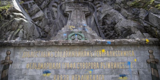 Unbekannte hatten im Mai 2022 das Suworow Denkmal in der Schöllenenschlucht bei Andermatt UR mit den Farben der ukrainischen Landesfarben beschmiert. Suworow Denkmal Ukraine Krieg