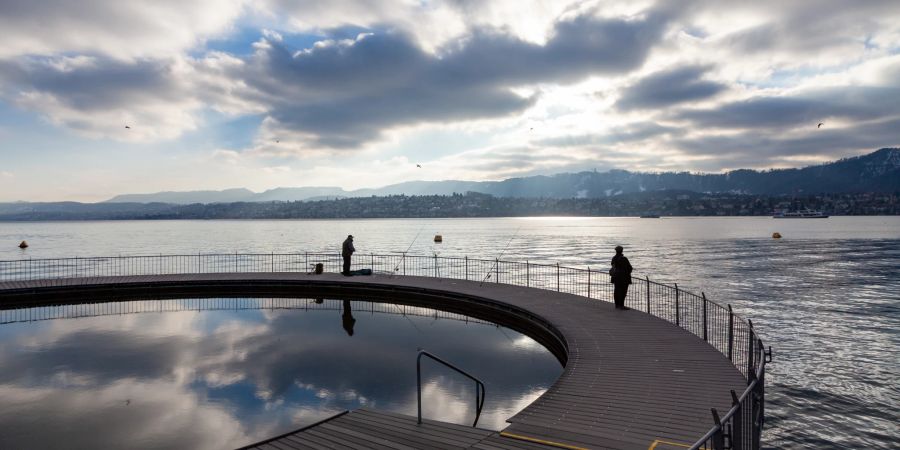 Das Strandbad Tiefenbrunnen in der Stadt Zürich.