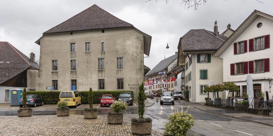 Einfahrt in die historische Altstadt mit dem Dorfmuseum Kornhaus in Wiedlisbach. Das ehemalige Kornhaus stammt aus dem Jahr 1693.