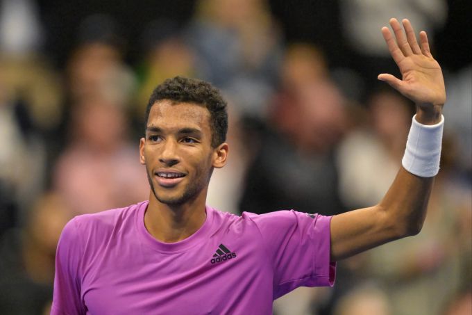 Félix Auger-Aliassime hat nach dem Finaleinzug in Basel allen Grund zum Lachen. Félix Auger-Aliassime