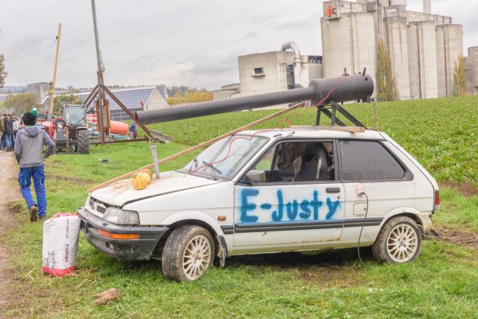 Umgebaut: Das Auto dient heute nur noch als Wurfmaschine.
