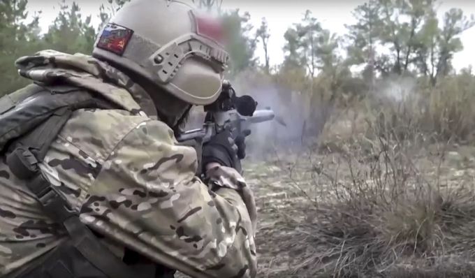 Ein russischer Soldat bei einem Einsatz im Ukraine-Krieg. Ukraine Krieg