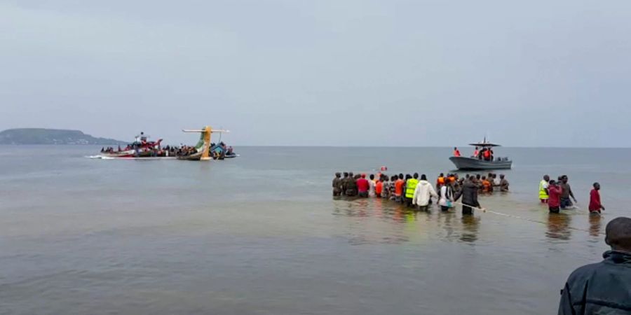 Rettungskräfte in Booten arbeiten nach dem Absturz eines Flugzeugs am Unglücksort.