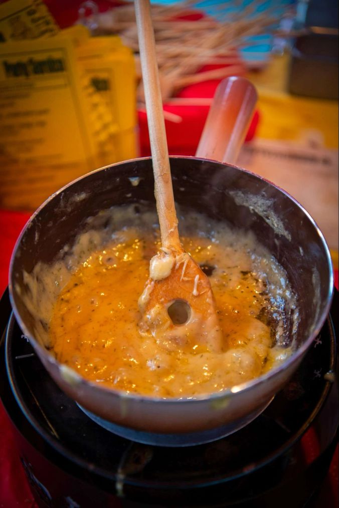 Auch diverse Fondue-Käsemischungen wurden zum Probieren angeboten.